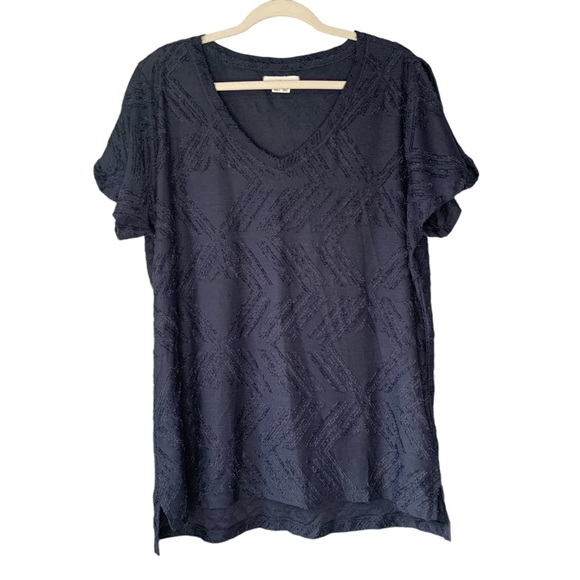 Peace & Pearls Tops - Peace‎ & Pearls navy blue Aztec eyelash relief short sleeve vneck top. Size XXL